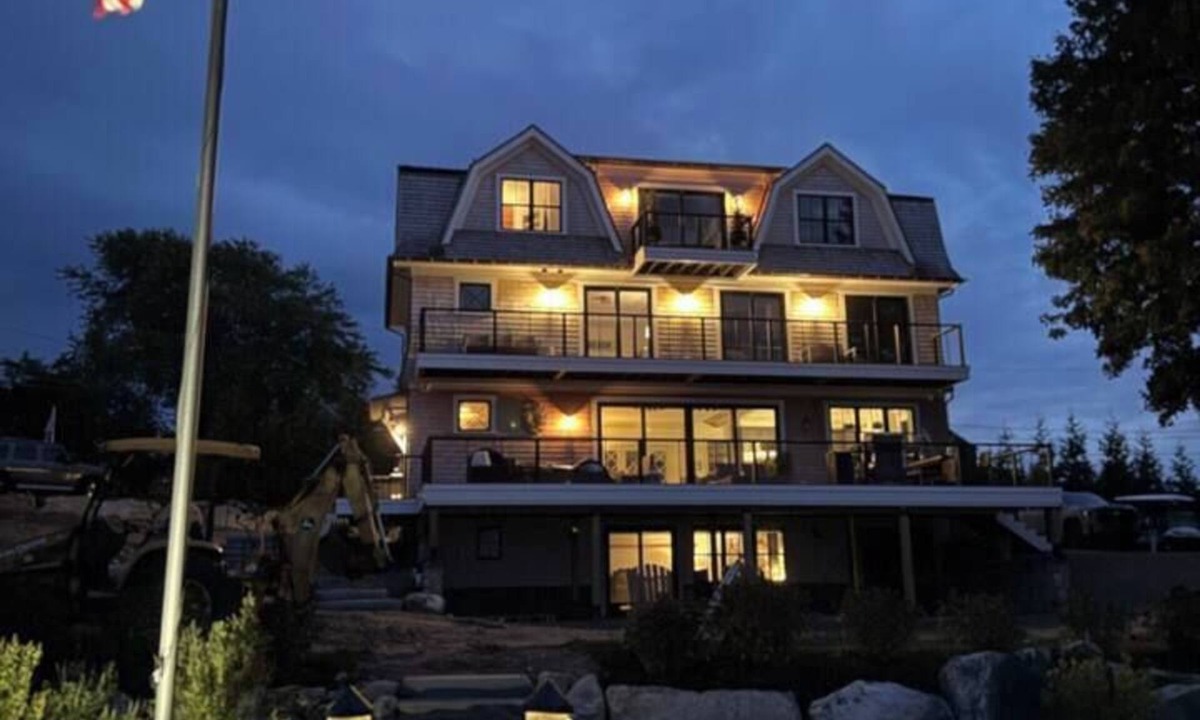 Narragansett House | Romantic Waterfront Home "Sea Thistle" walk to Block Island ferry