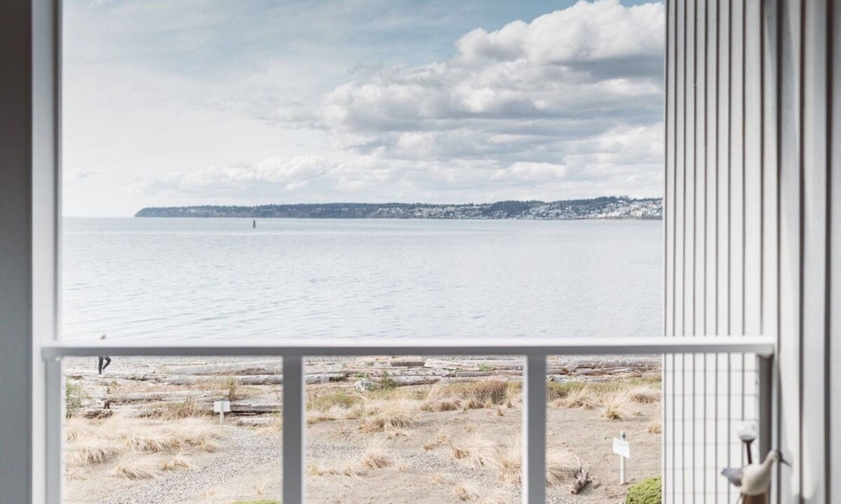 Blaine House | Romantic Waterfront Escape with Private Beach