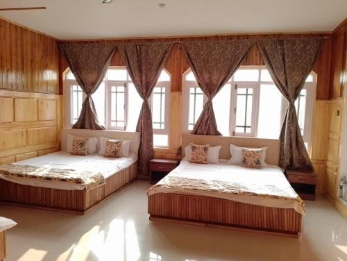 Srinagar Hotel | Rooebarpur