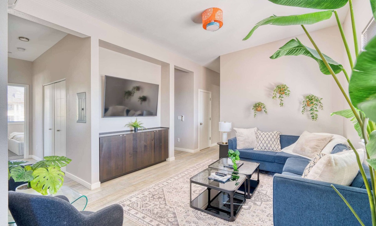 Belmont Apartment | Rooftop Deck | 4BR/2BA | Heart of Hawthorne