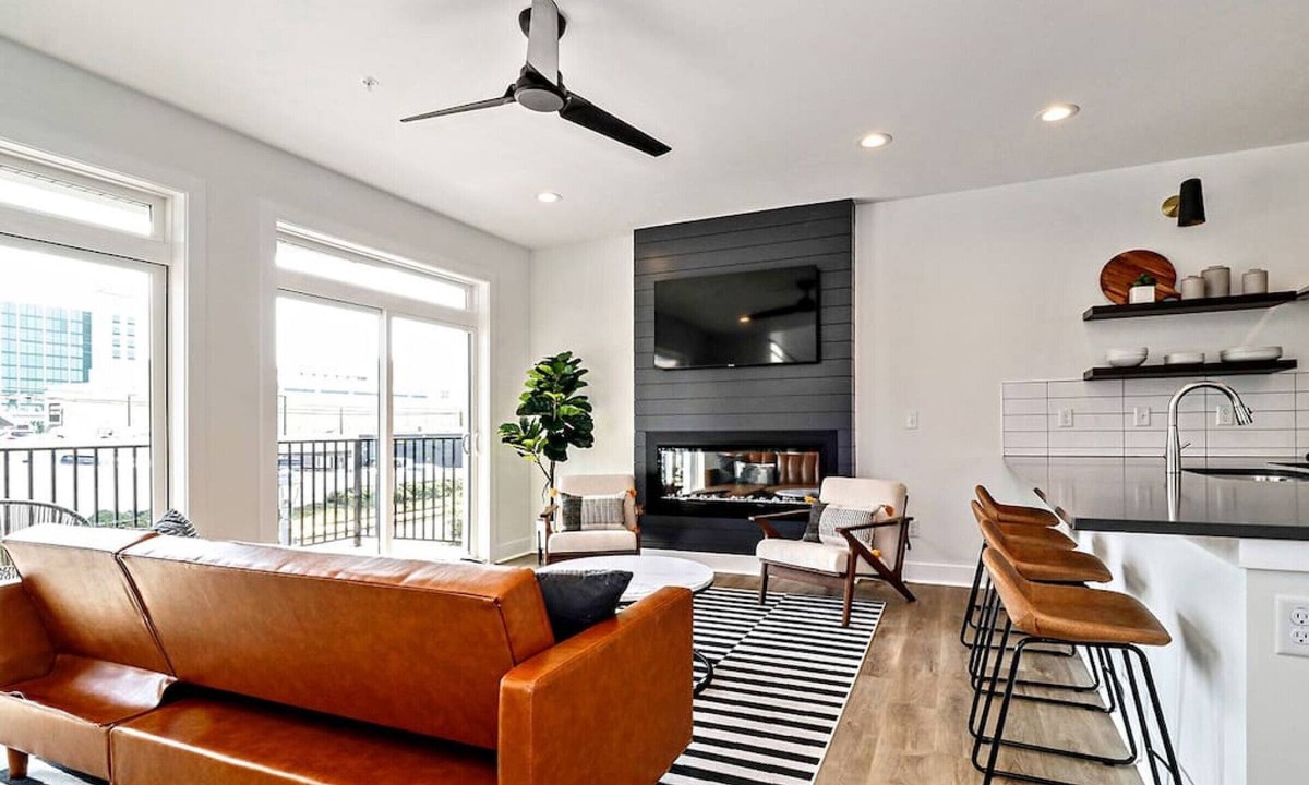 Northeast Virginia Beach Villa | Rooftop Deck with View of the Ocean at Pacific