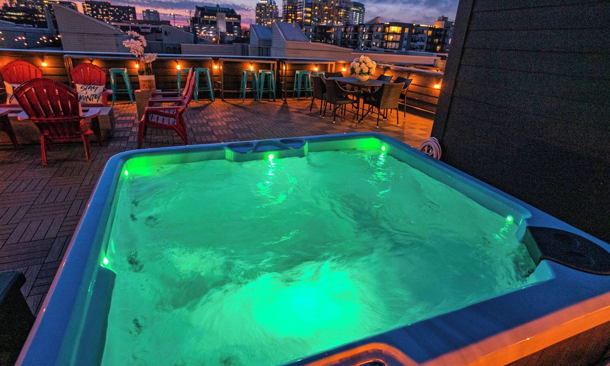 Edgehill House | Rooftop Hot Tub - Walkable to bars - Best Location!