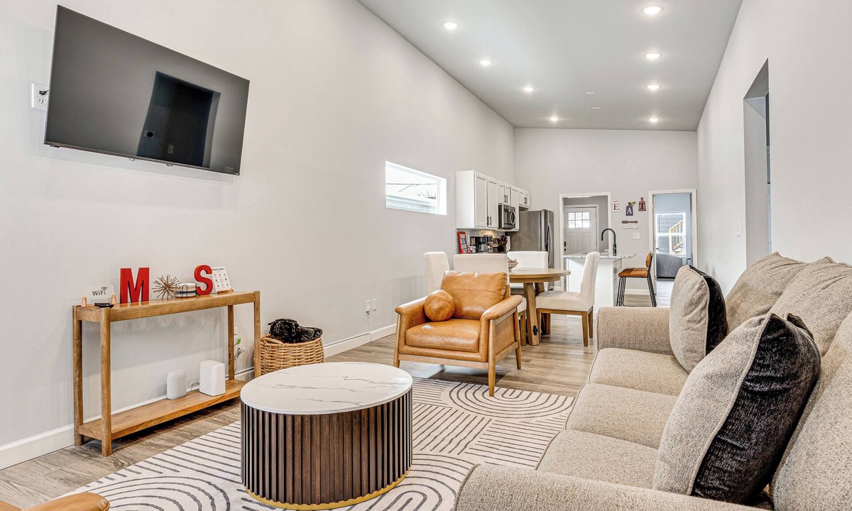 Near Eastside House | Rooftop Lounge & City Views! 3BR 3 Mi to Dtwn Indy