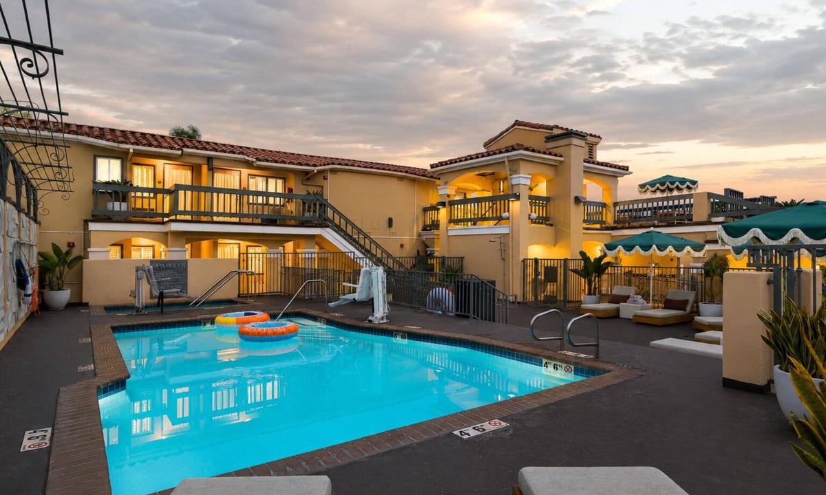 Diamond Crestview Hotel | Rooftop Ocean Views + Pool + Hot Tub + Walk to Beach | The Mara by AvantStay