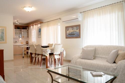 Ampelokipoi Apartment | Rooftop Penthouse with City & Mountain Views, Private Parking - Next to the Metro