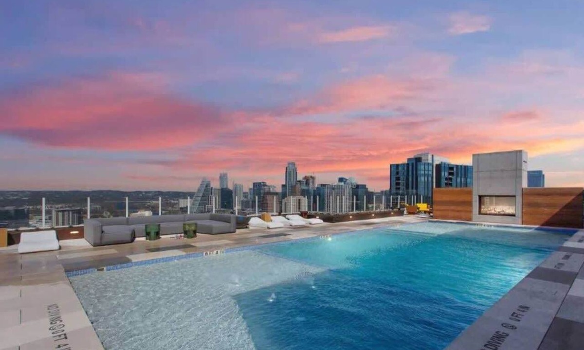 Rainey Street Historic District Condo | Rooftop Pool + Luxury Austin Stay – East Cider by Barclé