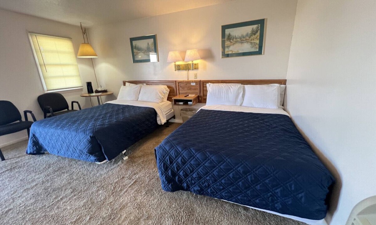 Downs Hotel | Room 112 - Double Full - Sleeps 4 - West Lake Grandvue Inn