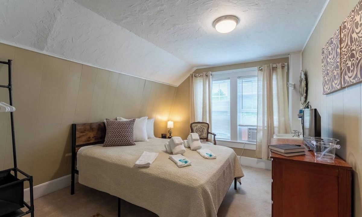 Weirs Beach House | Room 12 (3rd Floor with Shared Bathroom)