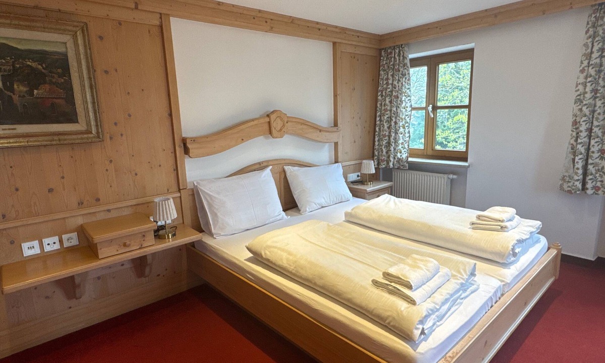 Seefeld Apartment | Room 13 Spacious Double Room with Wi-Fi
