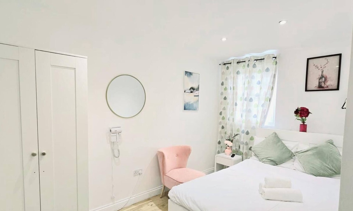 Camden Town with Primrose Hill Apartment | Room 2 in Camden Parkway
