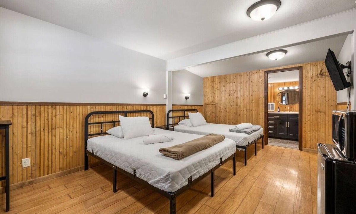 Deadwood Hotel | Room 20 – Spacious Stay