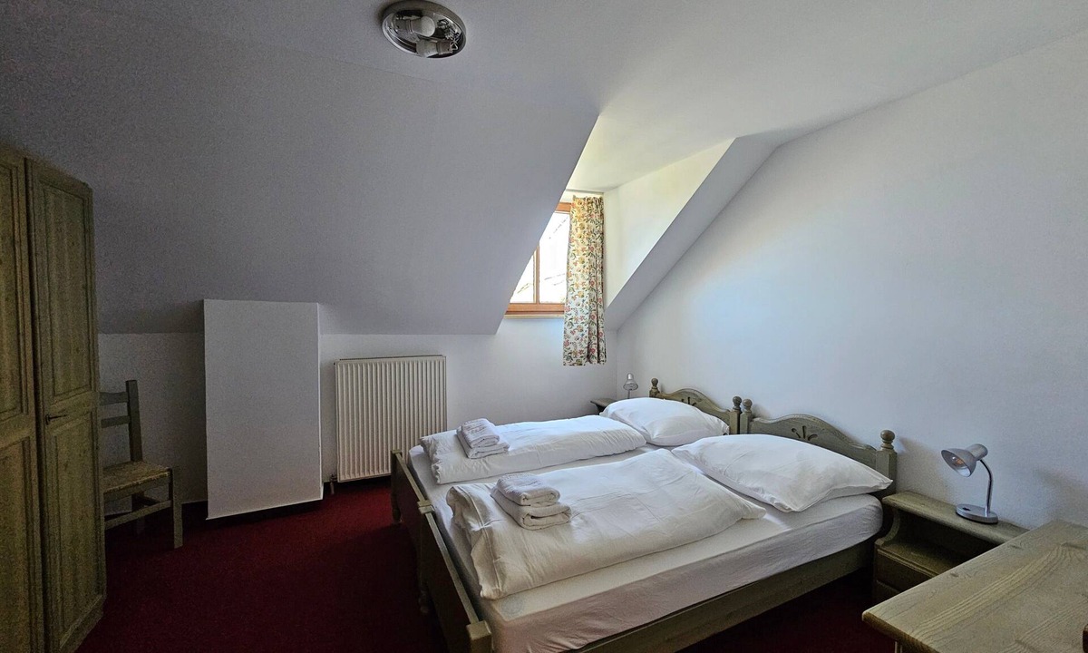 Seefeld Apartment | Room 24 Standard Double Room with Spacious Bathroom and Wi-Fi