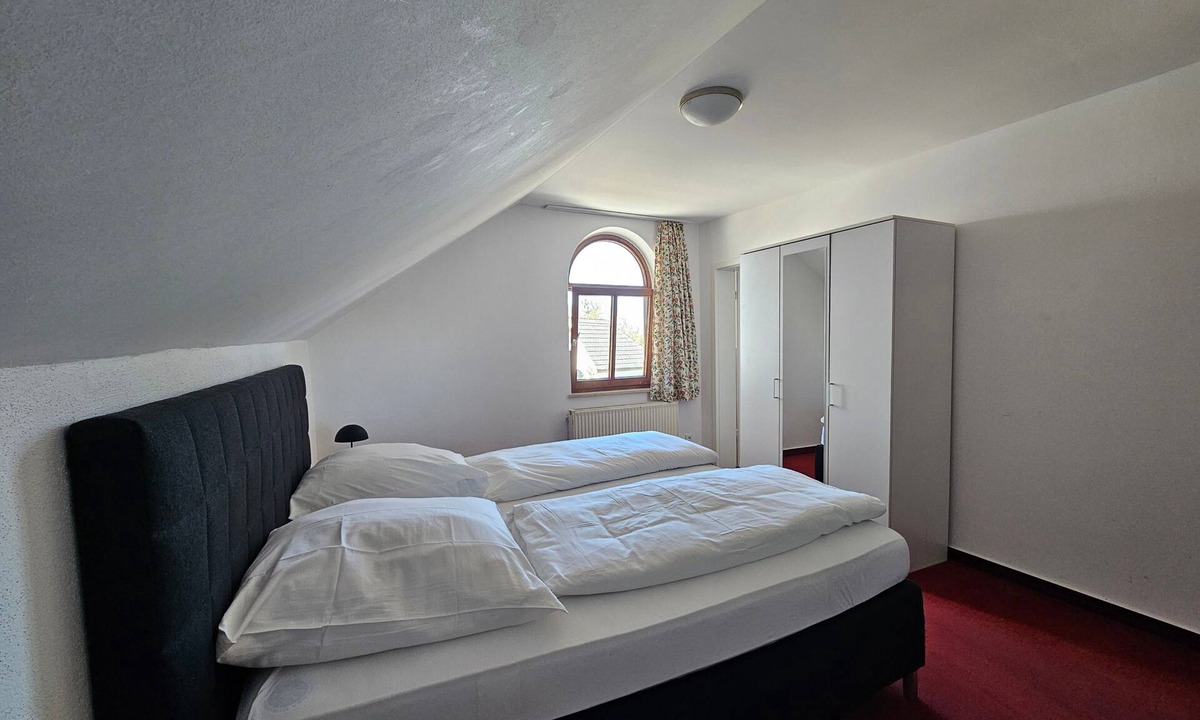 Seefeld Apartment | Room 25 Standard Double Room with Spacious Bathroom and Wi-Fi