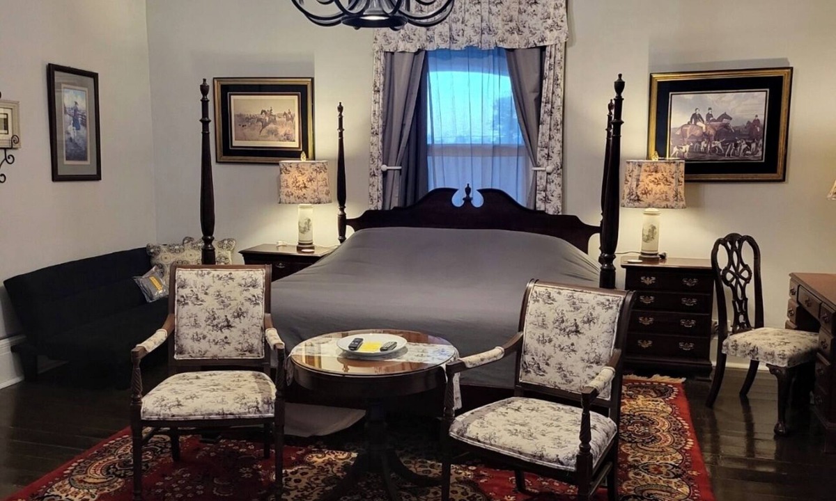 Shelbyville Bed & Breakfast | Room 3 Belmont Inn 1852 Historic Evans House King in room private Bath 2nd Floor