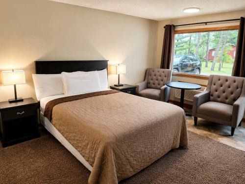 Grayling House | Room 30-1 Queen Jacuzzi Suite-Woodland Motor Lodge