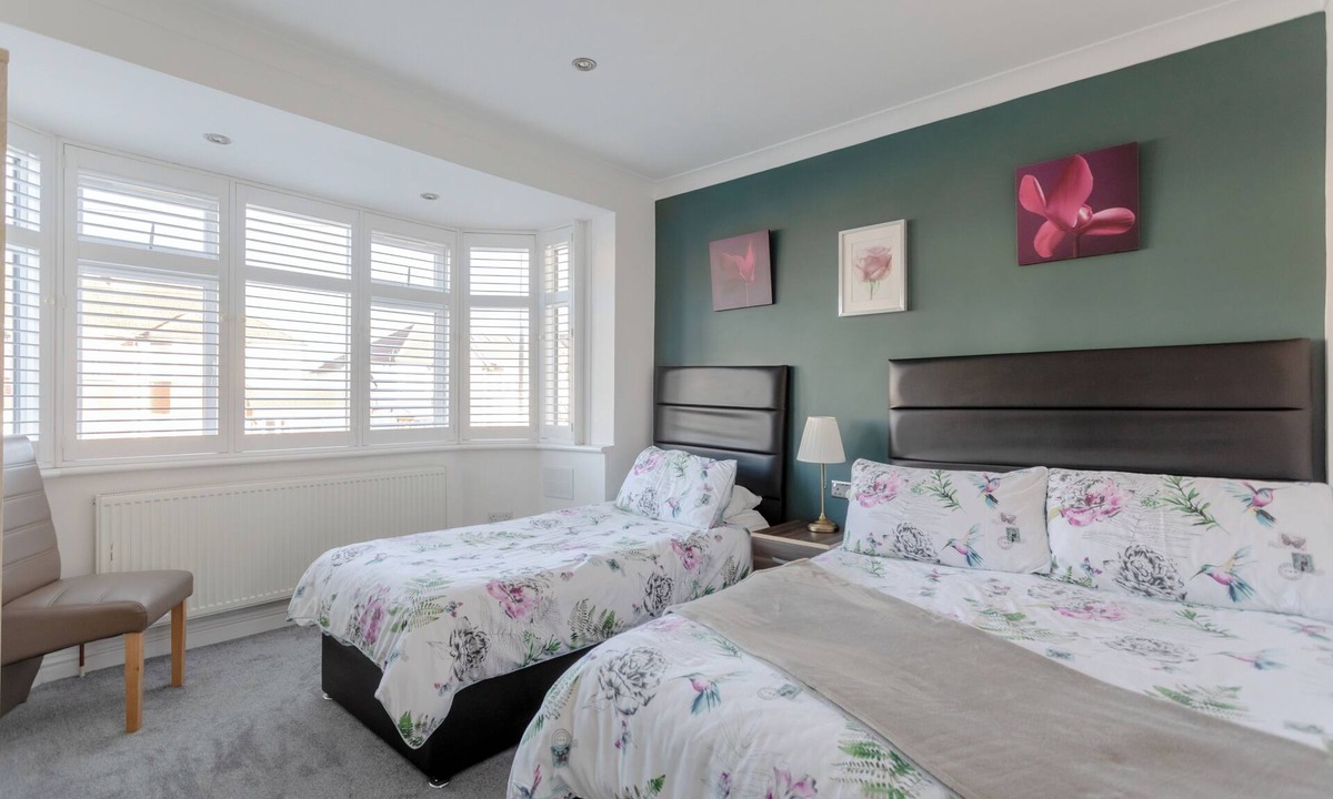Queensbury House | Room-apple House Wembley - Family Room w