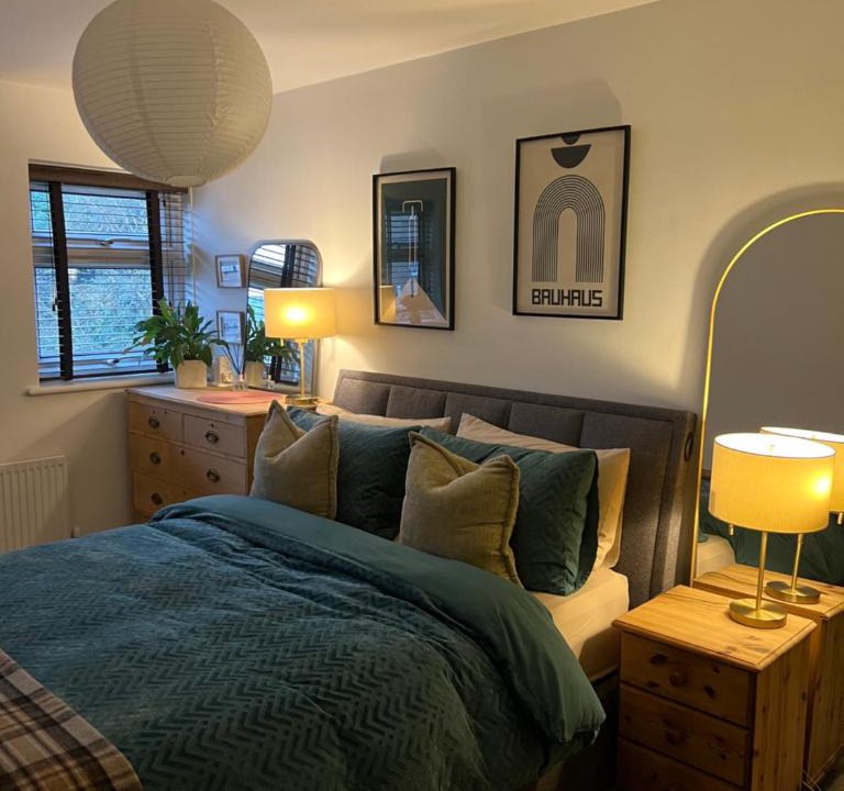 Wallington North Apartment | Room at Wallington Green for professionals, free parking, near station, 30 min to London Bridge, 27 min to LDN Victoria