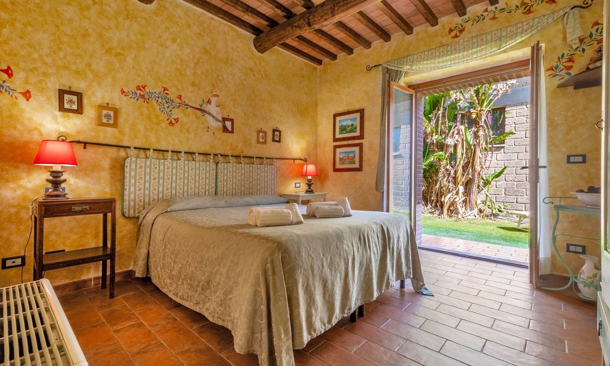Manciano Apartment | Room 'Camera 2 - Il Maggio' with Shared Pool, Wi-Fi and Air Conditioning