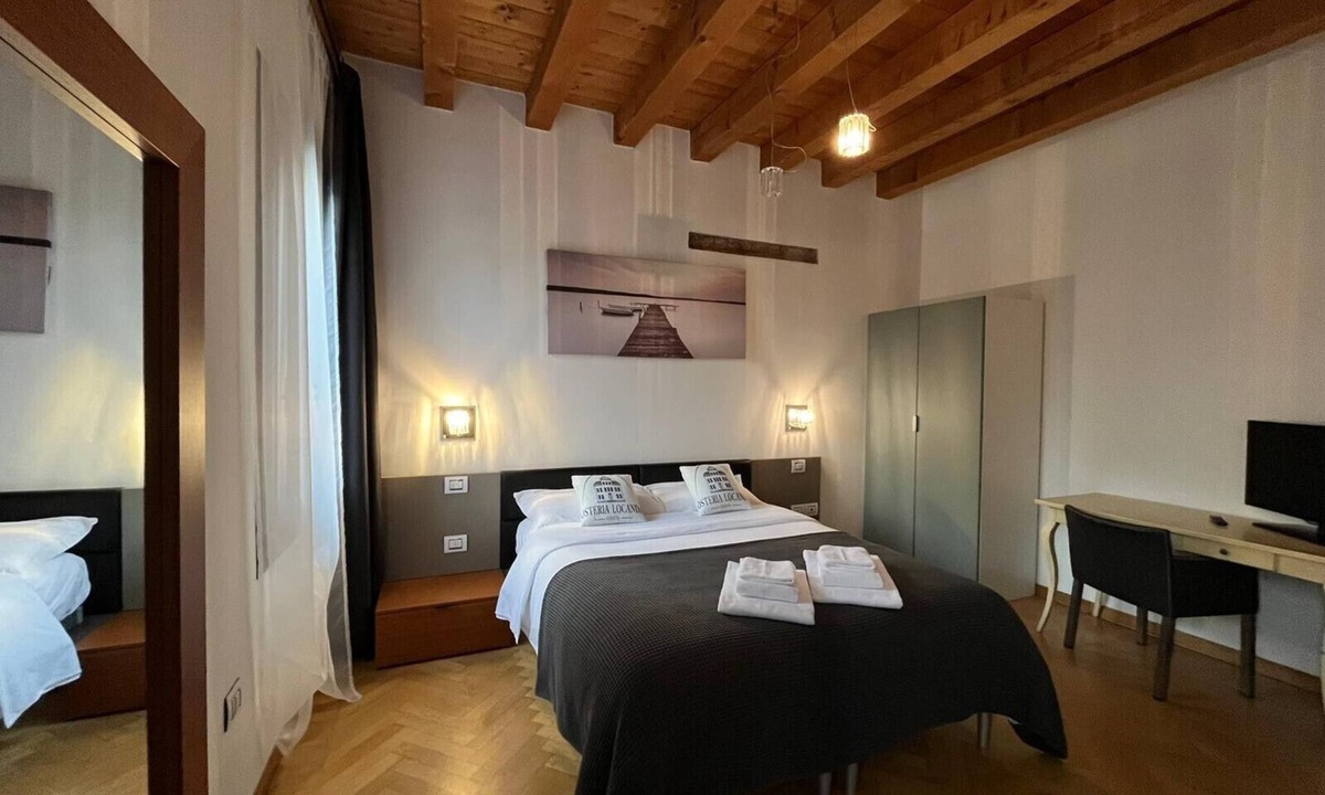 Mirano Apartment | Room 'Camera 2 Rosa' with Shared Terrace, Wi-Fi and Air Conditioning