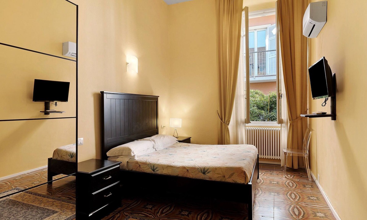 Chiavari Apartment | Room 'Camera Matrimoniale' with Shared Garden, Wi-Fi and Air Conditioning