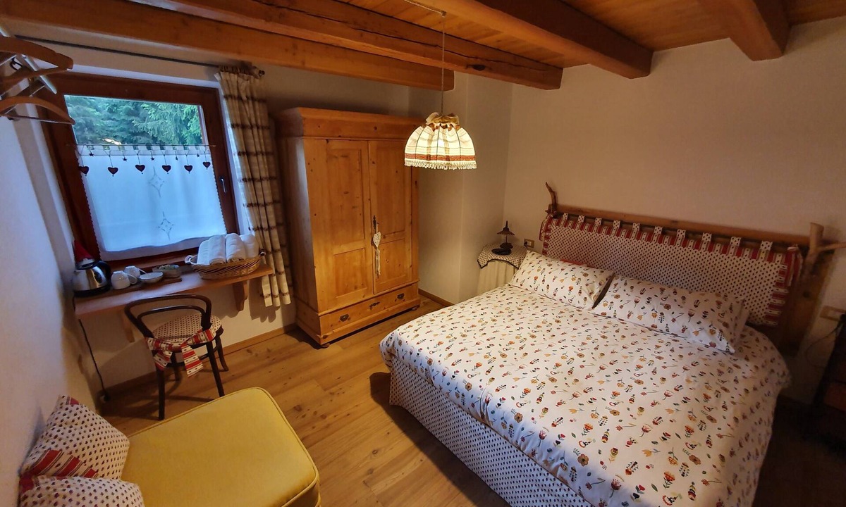 Rabbi Apartment | Room 'Camera Polinar' with Mountain View and Shared Garden