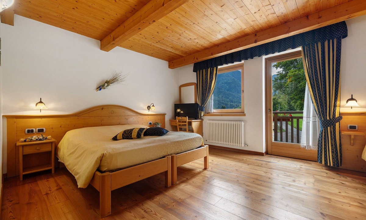 Caderzone Terme Apartment | Room 'Camera Quadrupla N 1' with Mountain View, Shared Garden and Wi-Fi