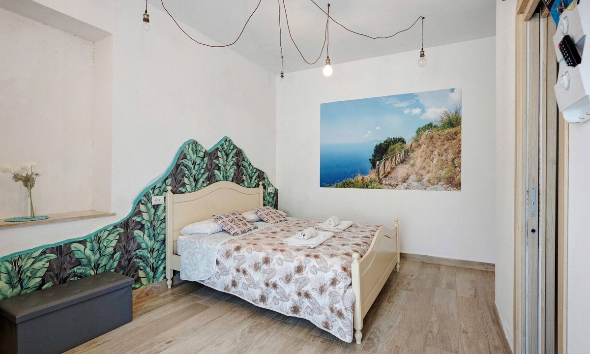 Piazza-Tralia-Pendolo Apartment | Room 'Camera Sentieri Con Vista Vesuvio' with Mountain View, Wi-Fi and Air Conditioning