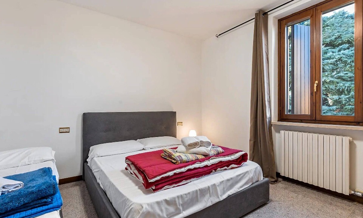 Mozzecane Apartment | Room 'Camera Tripla' with Shared Terrace, Wi-Fi and Air Conditioning