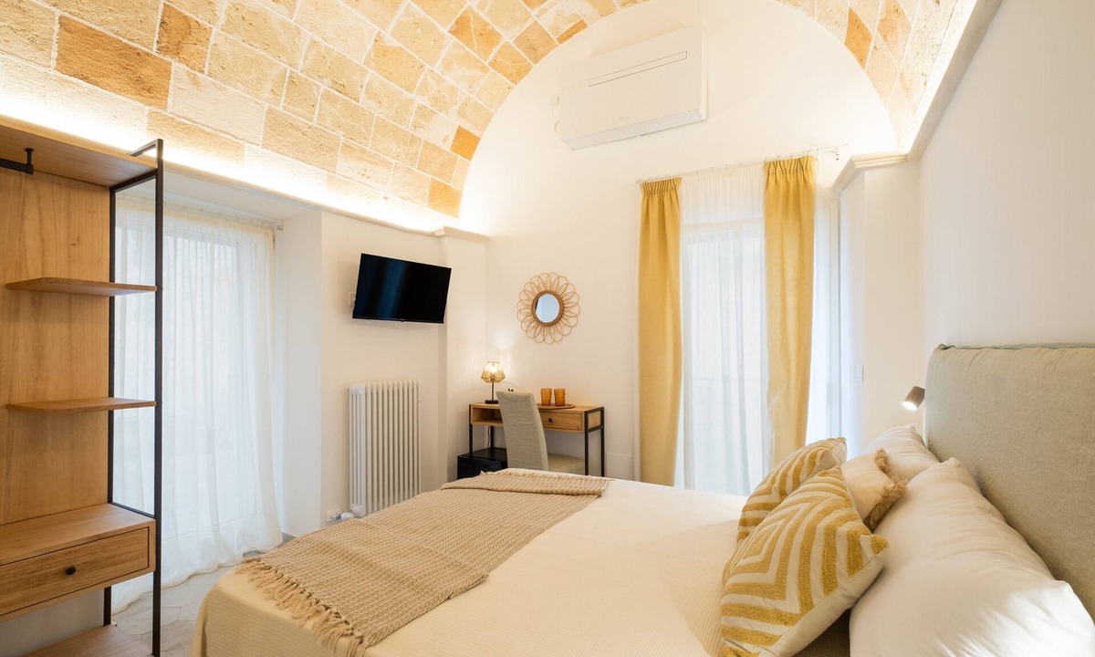 Copertino Apartment | Room 'Celine Dimora e Suite - Alida' with Shared Garden, Wi-Fi and Air Conditioning