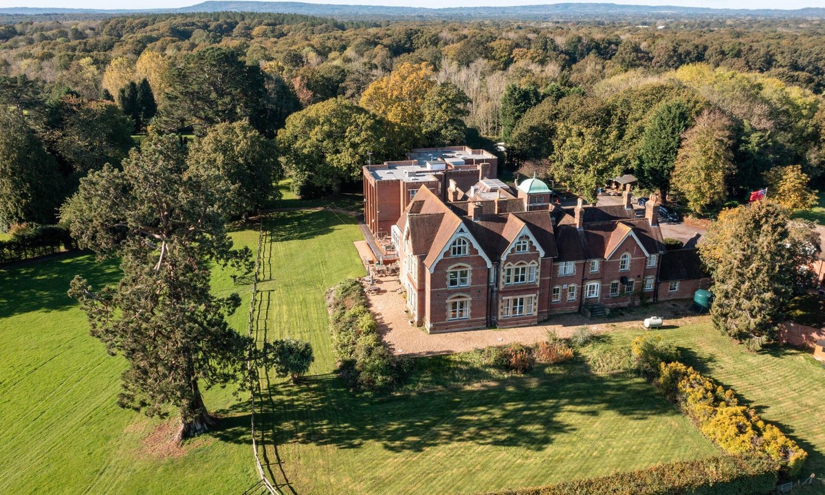 Cranleigh House | Room-comfortable Double Room With Bath