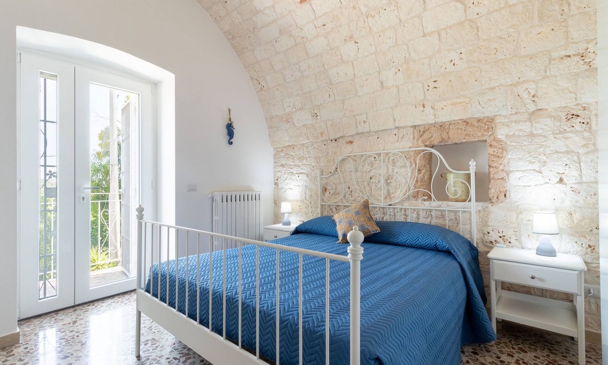Polignano a Mare Apartment | Room 'Corallo House - Alba Rossa' with Shared Pool, Wi-Fi, and Air Conditioning