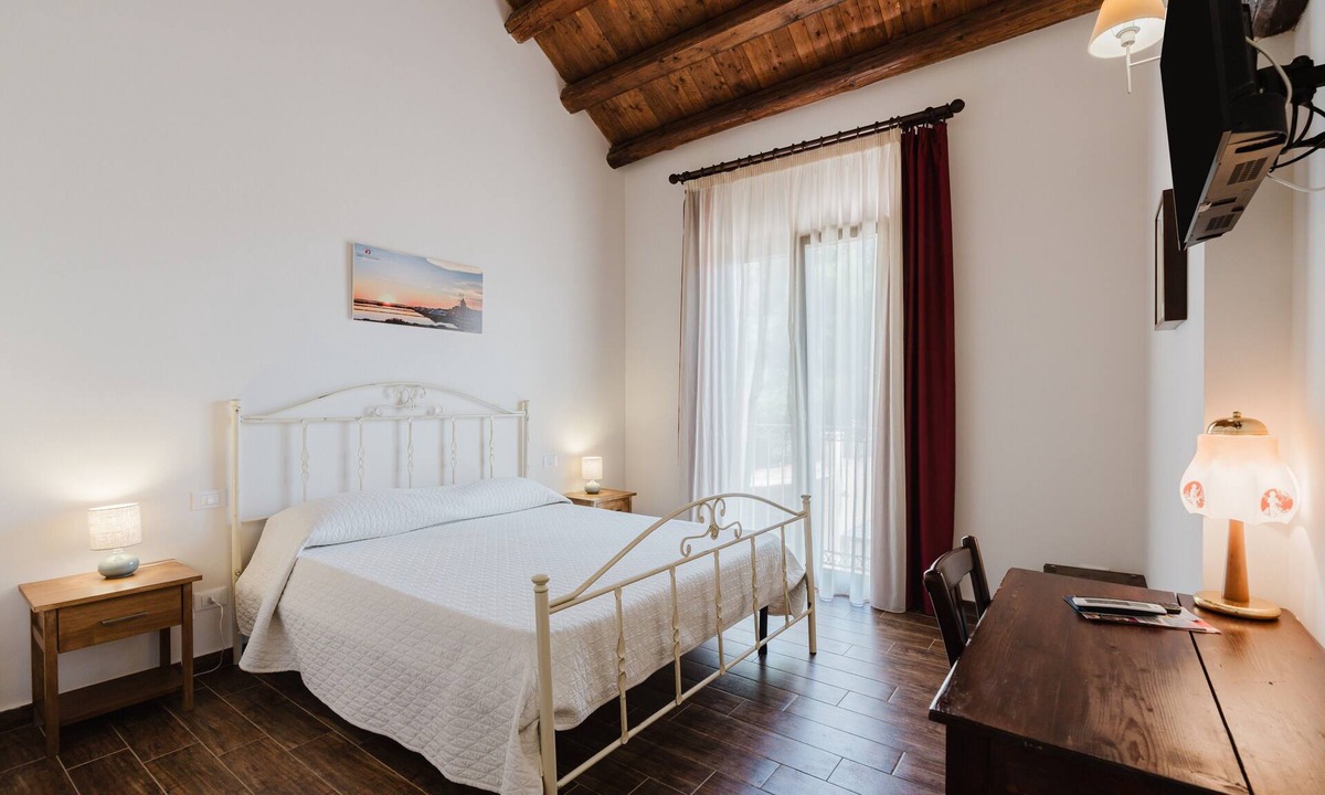 Rilievo Apartment | Room 'Giara' with Mountain View, Wi-Fi, and Air Conditioning
