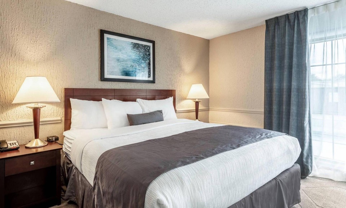 Blue Ash Hotel | Room Great for Exploring Cincinnati with Complimentary Hot Breakfast