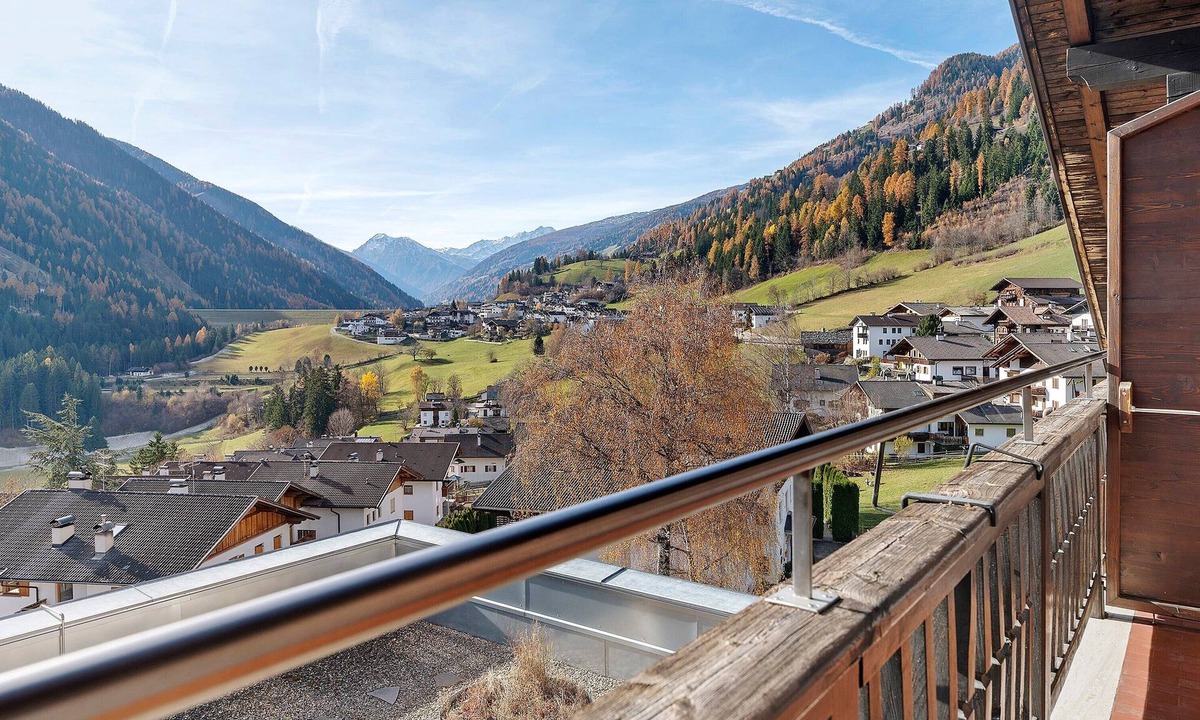 Santa Valburga Apartment | Room 'Hotel Schweigl Superior Dz 205' with Mountain View, Shared Pool and Wi-Fi
