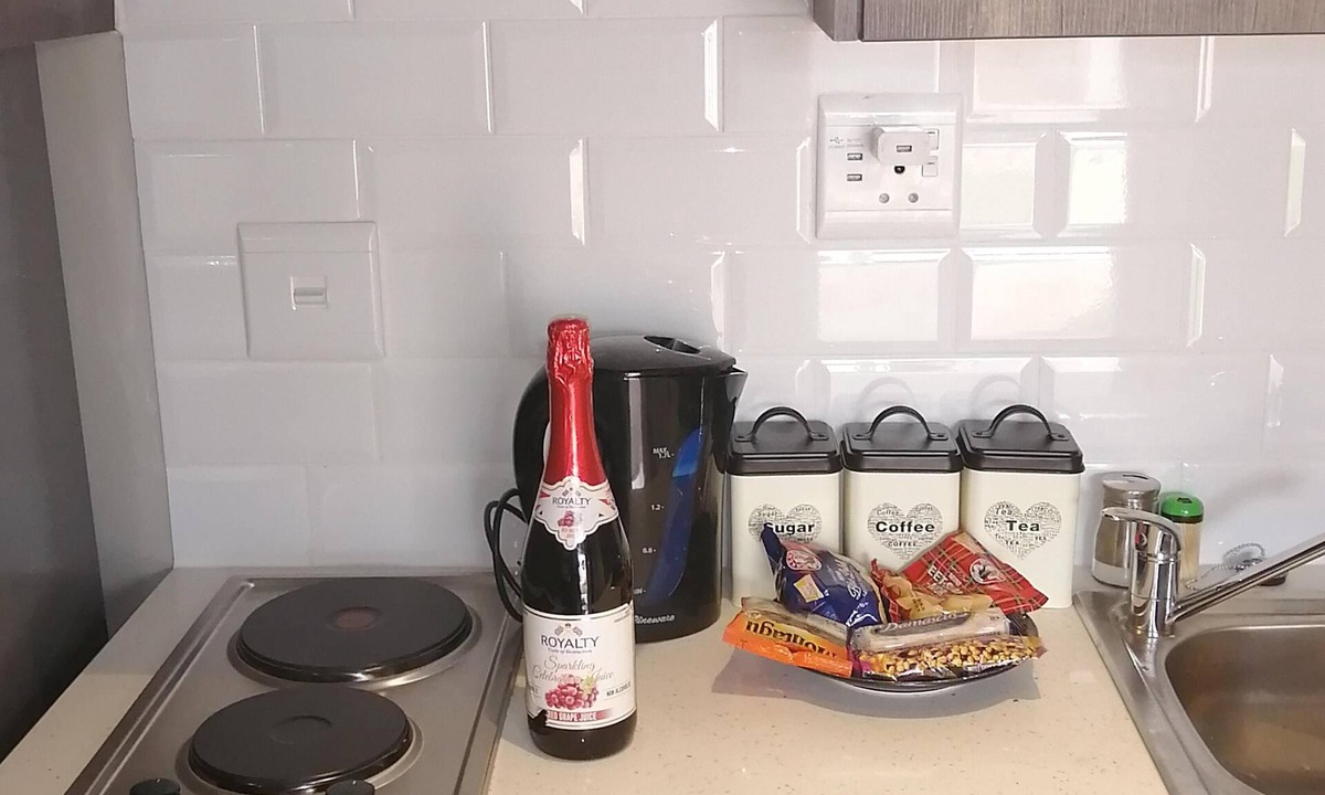 Kempton Park House | Room-immaculate and Beautiful Chalet - f