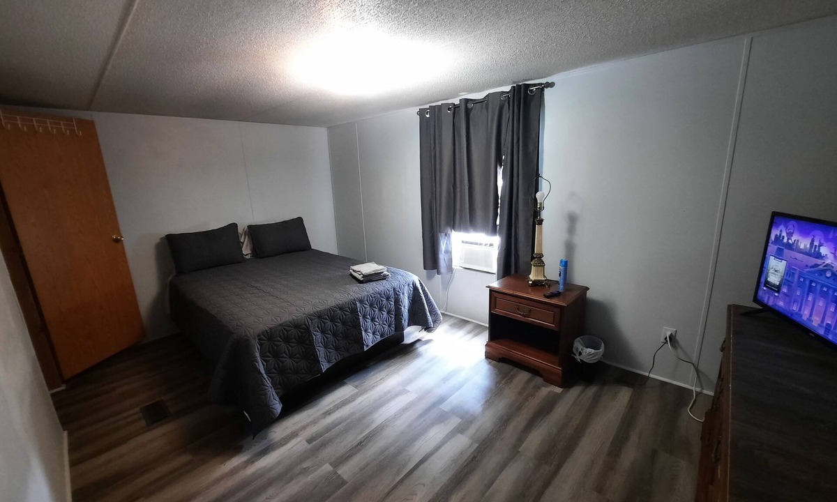 Stanton House | Room in mobile home with WiFi, AC, free washer & dryer. 5 miles from Blue Oval
