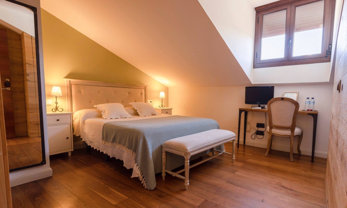Consuegra Apartment | Room 'La Centinela' with Shared Pool, Wi-Fi and Air Conditioning