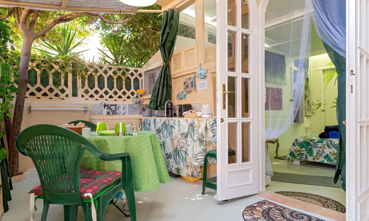 Vada Apartment | Room 'La Stanza Verde Degli Artisti' with Private Garden and Wi-Fi