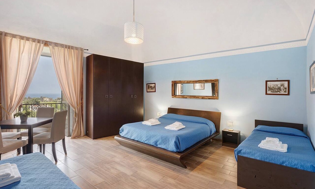 Meta Apartment | Room 'Maruzzella' with Shared Terrace, Wi-Fi and Air Conditioning