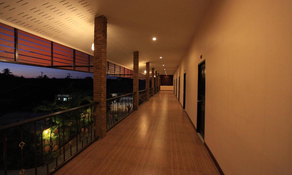 Chumphon Hotel | Room Place