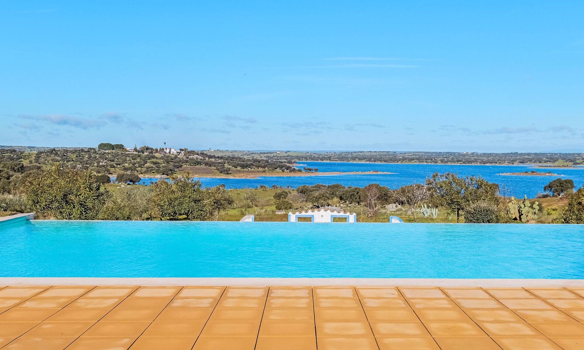 Elvas House | Room 'Raposa' with Shared Pool, Wi-Fi and Air Conditioning