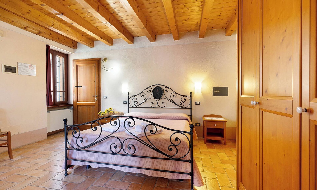 Monzambano Apartment | Room 'Rosa' with Shared Garden, Wi-Fi and Air Conditioning