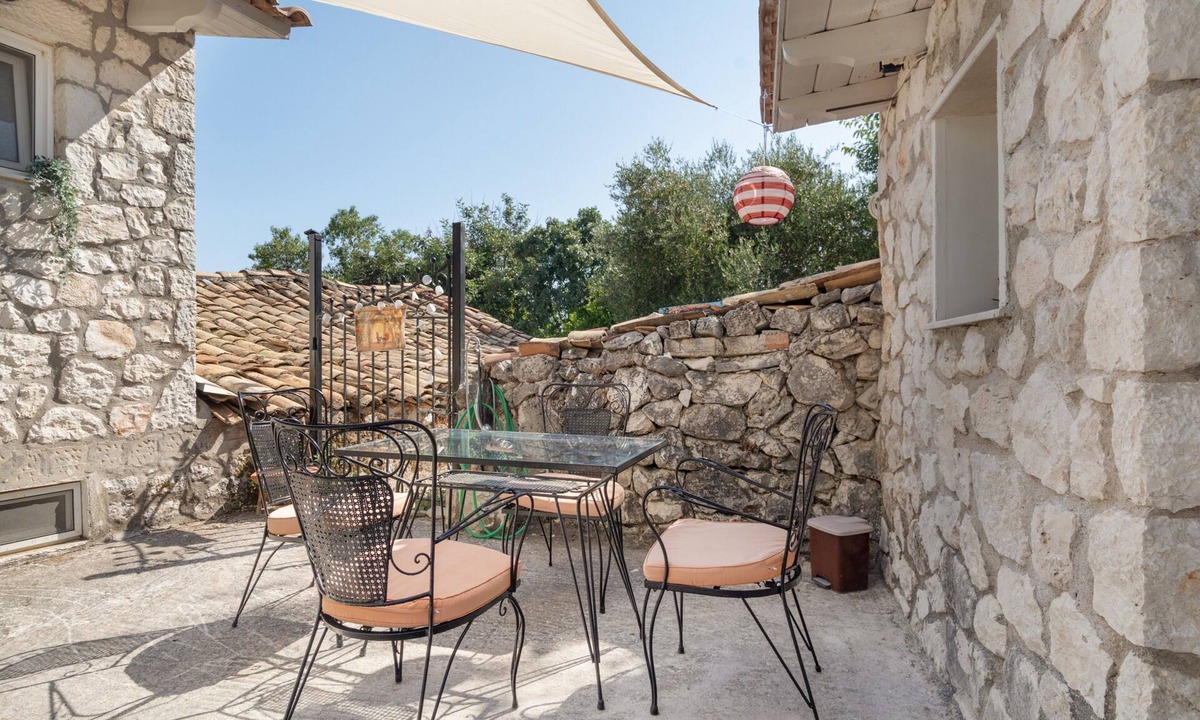 Fternon Apartment | Room 'Rose' with Shared Terrace, Wi-Fi and Air Conditioning