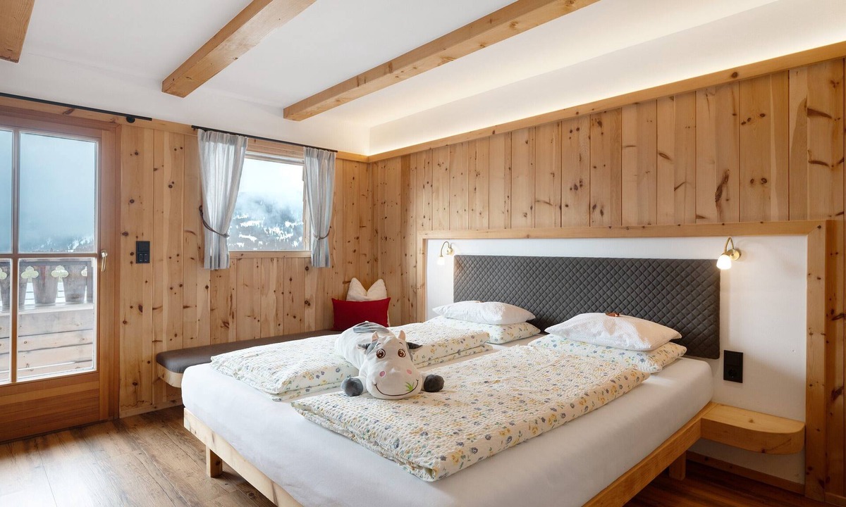 Villandro Apartment | Room 'Rot' with Shared Terrace, Shared Garden and Wi-Fi