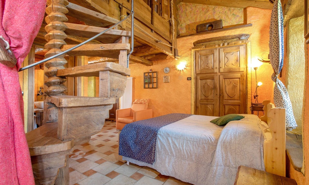 Charvensod Apartment | Room 'Stambecco' – Mountain Atmosphere on Two Levels with Panoramic Balcony