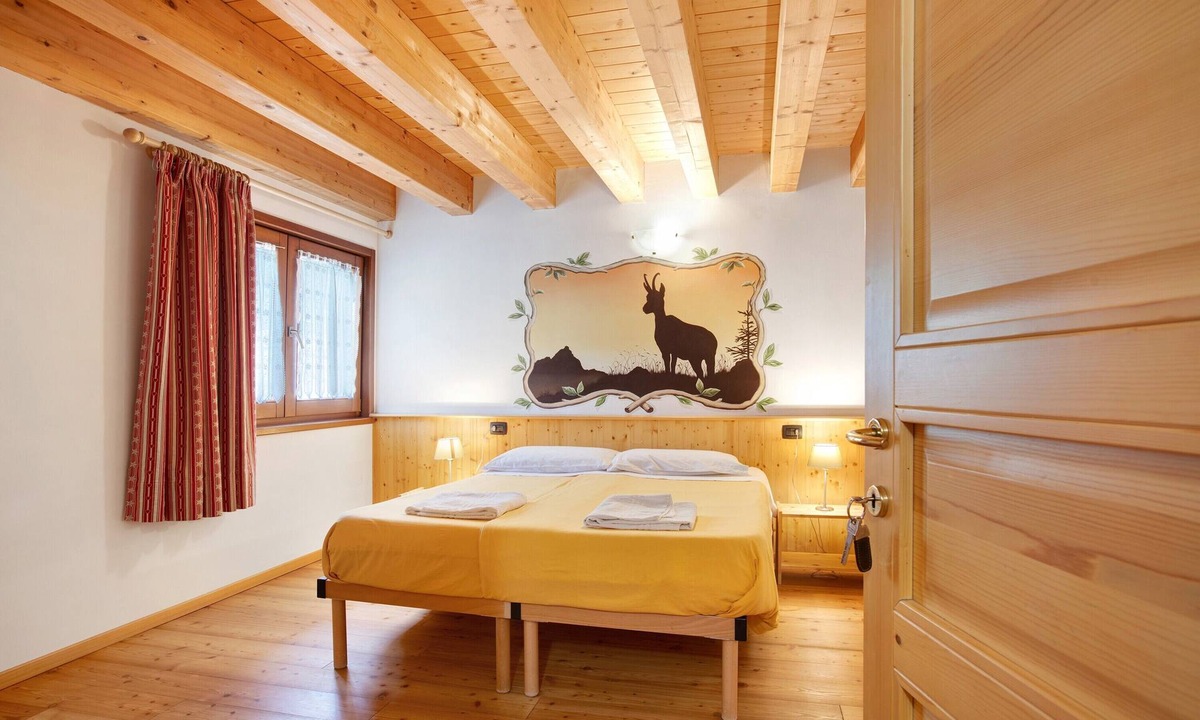 Torgnon Apartment | Room 'Tsamos' with Shared Terrace, Shared Garden and Wi-Fi