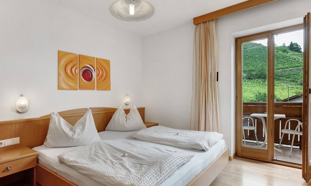 Castelvecchio Alto Apartment | Room 'Weinbergblick' with Mountain View, Shared Pool and Wi-Fi