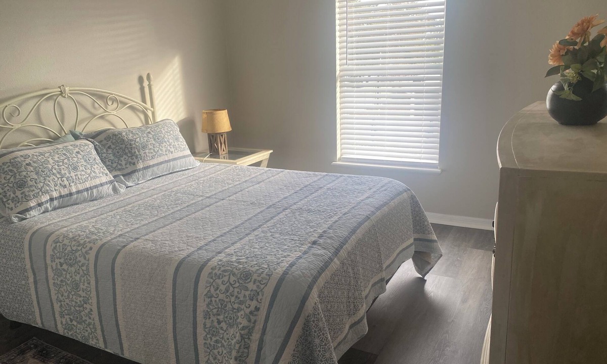 Spring Hill House | Room with private bathroom in fabulous Spring Hill