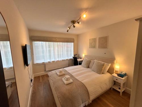 Windsor House | Room with private bathroom 5 min to Legoland & Windsor Castle - free parking and EV plug