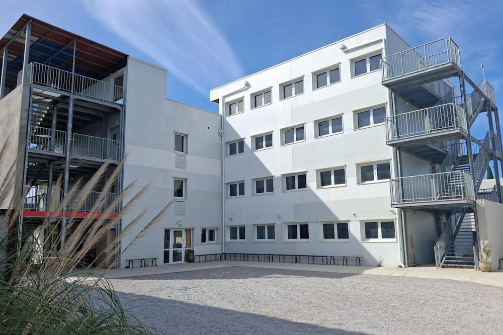 Mudaison Apartment | Room with Shared Terrace and Wi-Fi 10 Minutes from the Sea